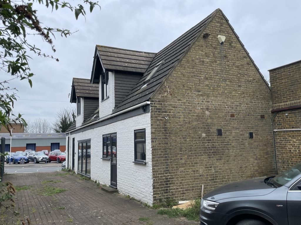 Lot: 48 - VALUABLE WORKSHOPS WITH OFFICES AND YARD AREA CLOSE TO TOWN CENTRE - Offices in need of improvement